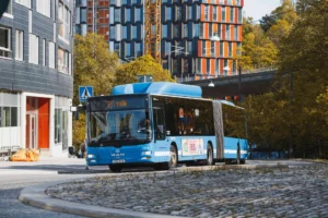en buss som åker runt en rondell
